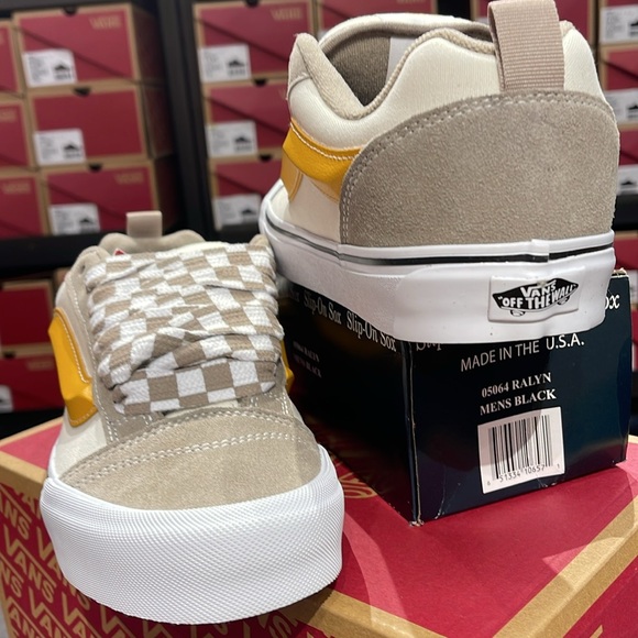 Vans Men’s Knu Skool
Mega Check Gray/Marshmall
VN0009QC0BP
Sneakers - Picture 9 of 16